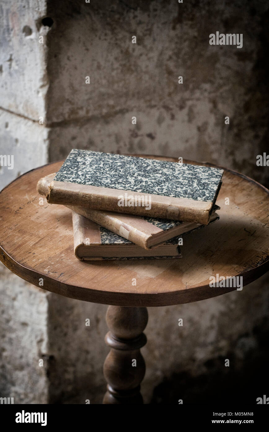 Libri antichi su un vecchio tavolo di legno. Foto Stock