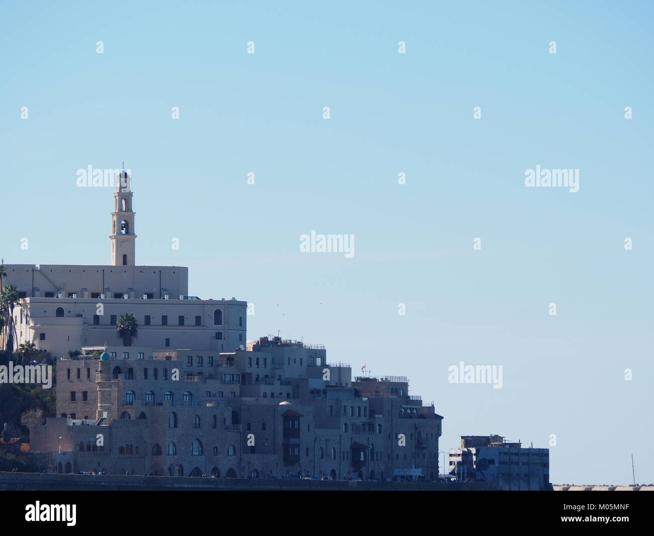 Vista dalla spiaggia verso la vecchia Jaffa port Foto Stock