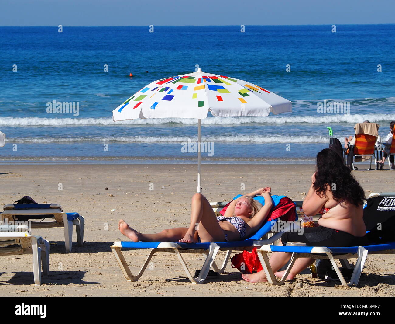 Ricreazione sulla vacanza estiva ragazze getting tan sulla spiaggia Foto Stock