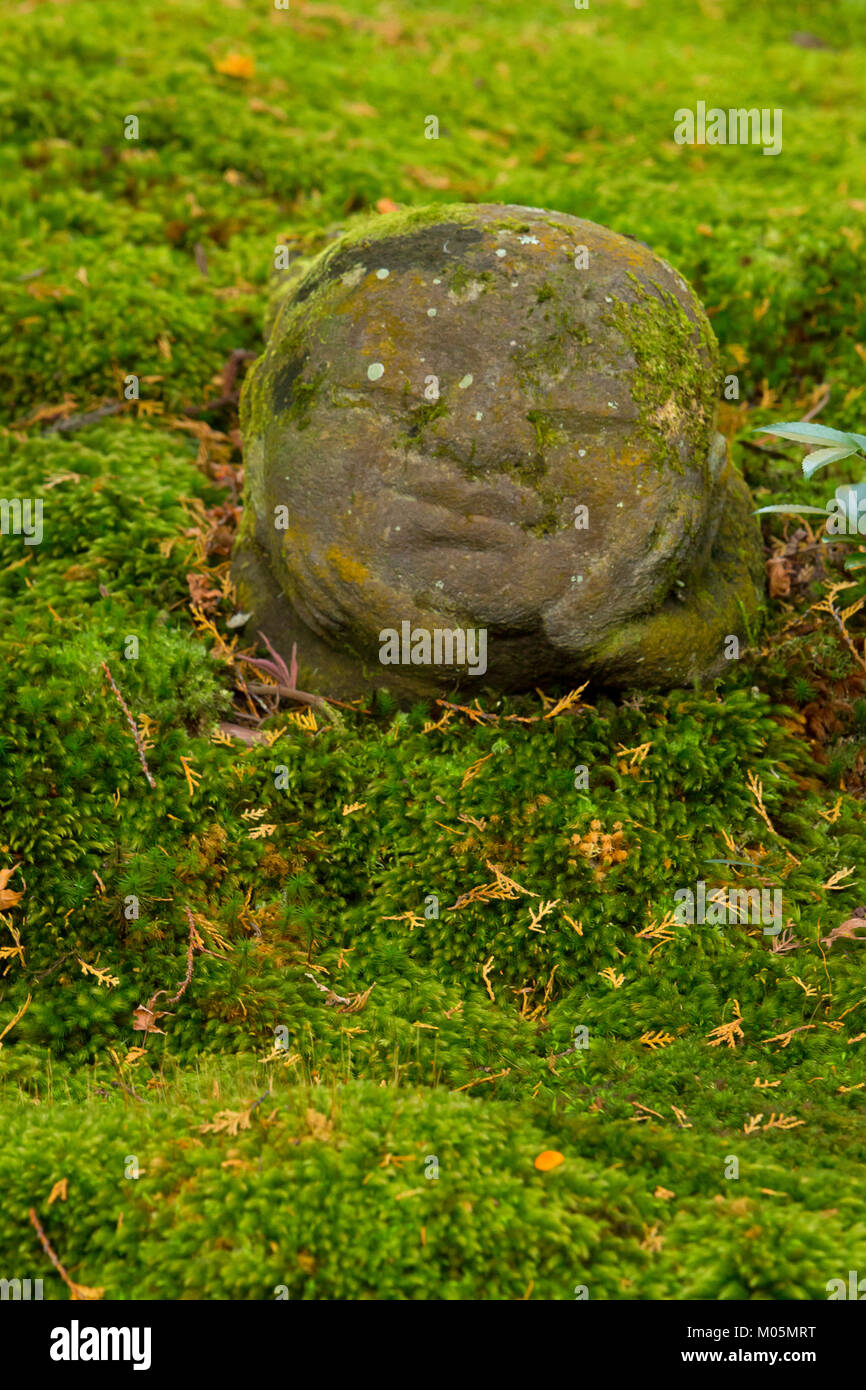 Warabe-jizo a Sanzen-nel giardino del tempio in Ohara, Giappone. Foto Stock