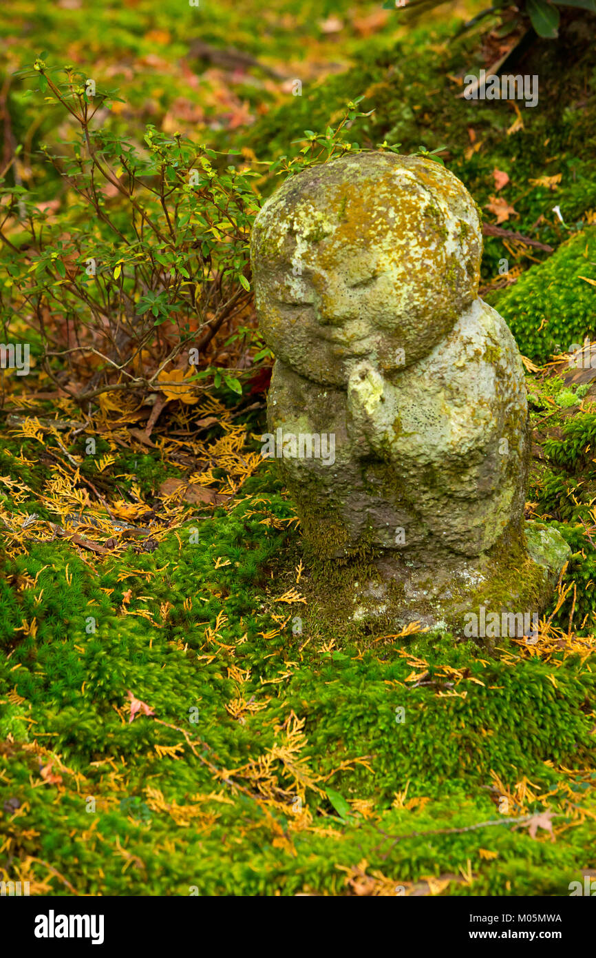 Warabe-jizo a Sanzen-nel giardino del tempio in Ohara, Giappone. Foto Stock