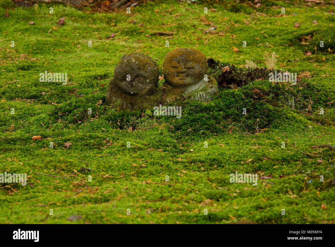 Warabe-jizo a Sanzen-nel giardino del tempio in Ohara, Giappone. Foto Stock
