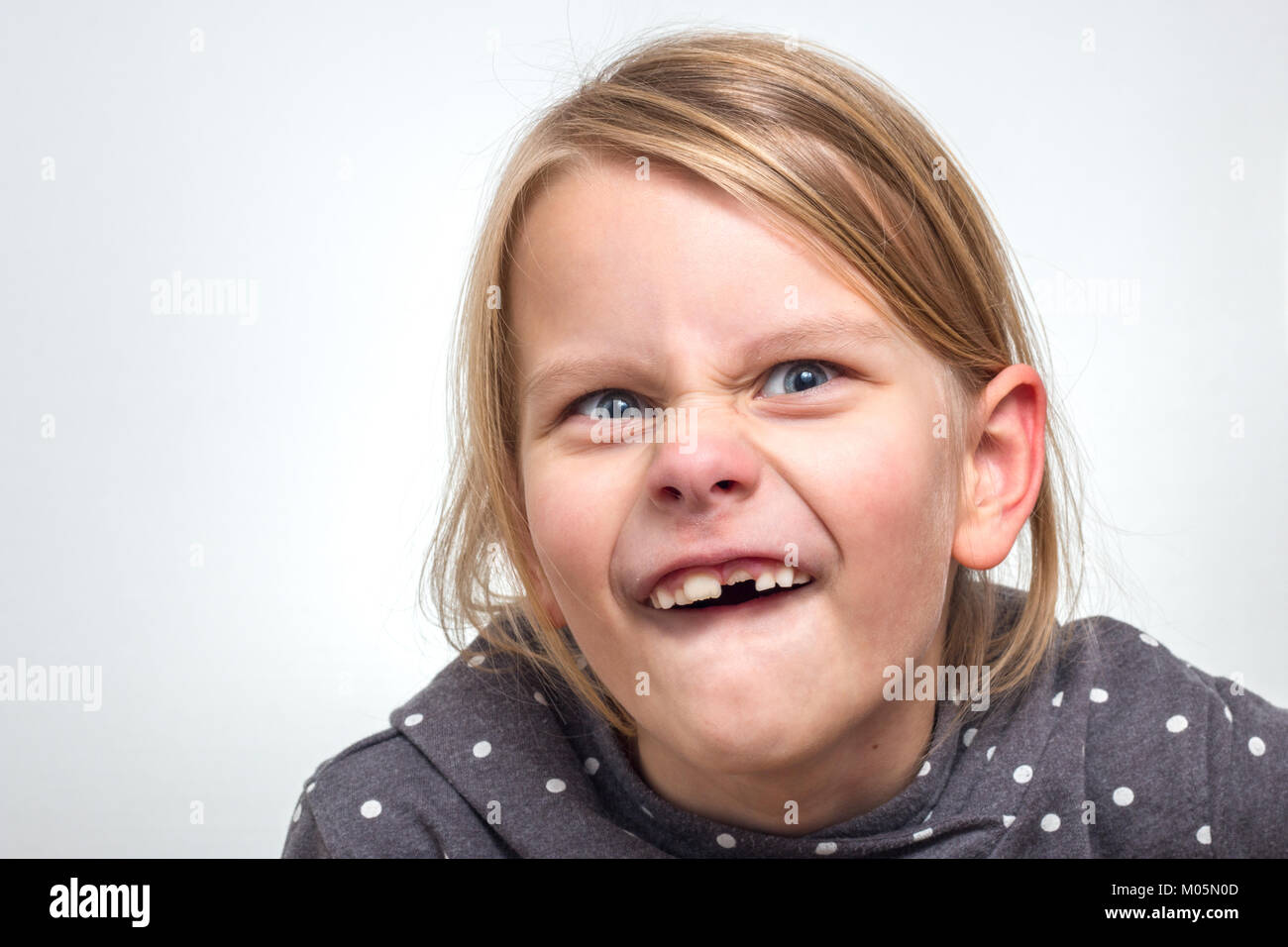 Ragazza mostra il suo spazio e fa una faccia buffa Foto Stock