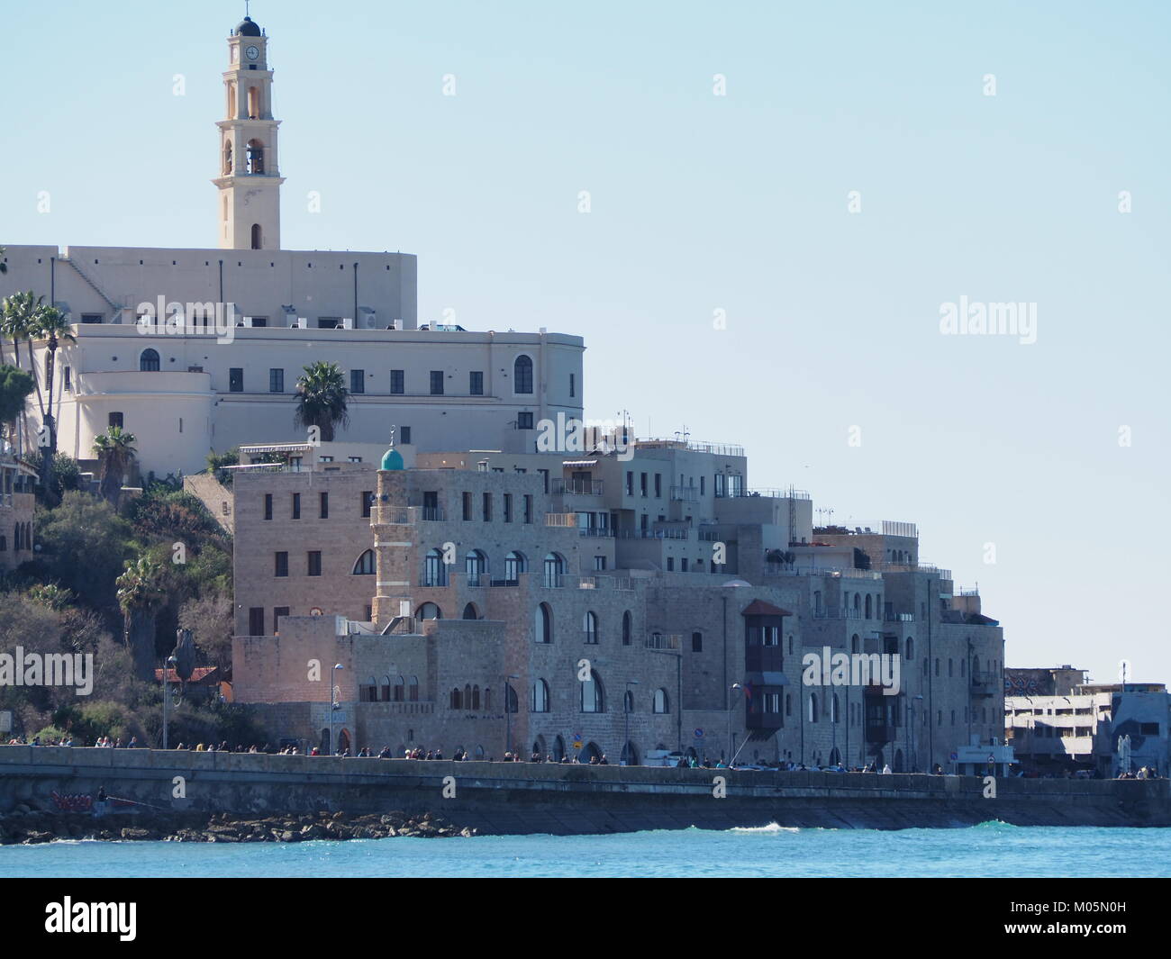 Vista dalla spiaggia verso la vecchia Jaffa port Foto Stock