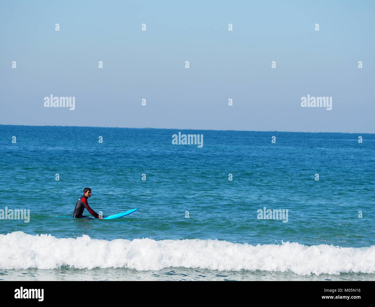 Wave surfers al mare su una perfetta giornata chiara Foto Stock