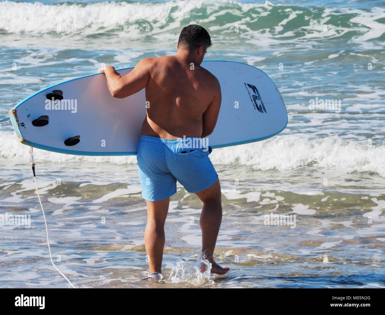 Wave surfers al mare su una perfetta giornata chiara Foto Stock