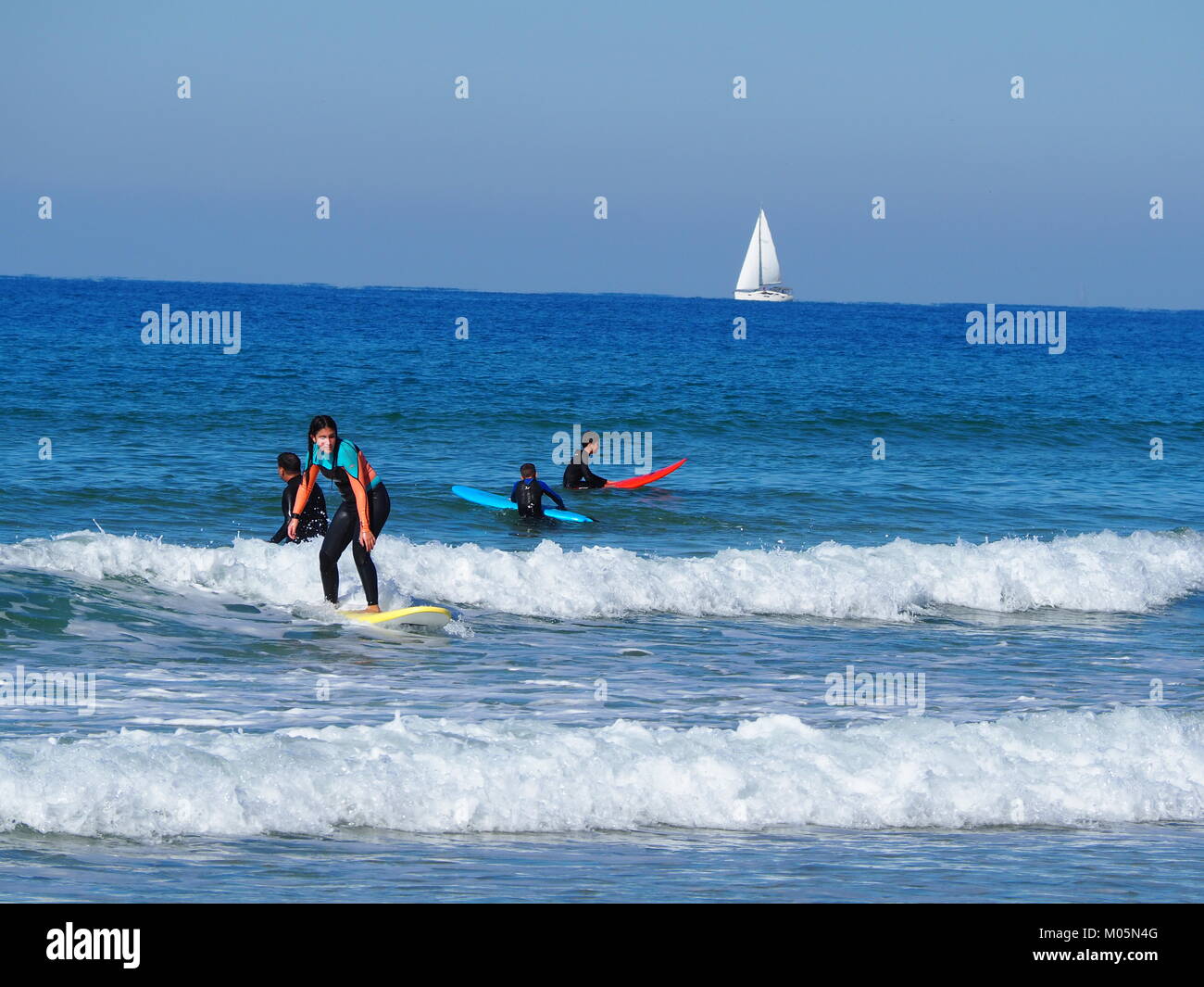 Wave surfers al mare su una perfetta giornata chiara Foto Stock