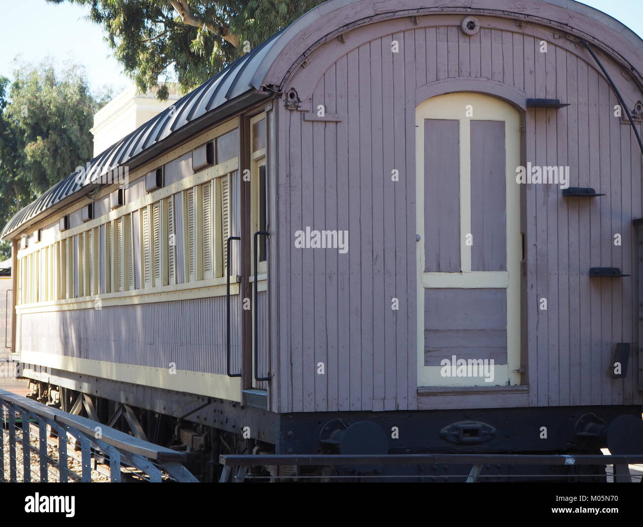 l'esterno di un vecchio vagone cabina in una vecchia stazione ferroviaria museo dei treni Foto Stock
