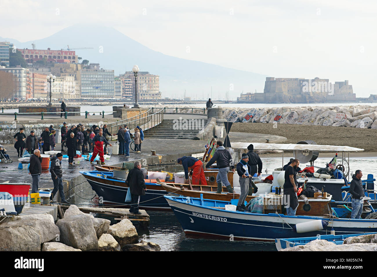 Pescatore lo sbarco a Napoli, Italia - rotonda Diaz Foto Stock