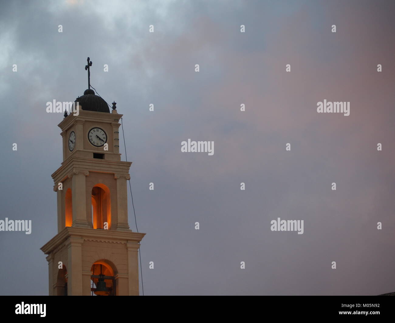 Il campanile della chiesa sul cielo molto nuvoloso Foto Stock