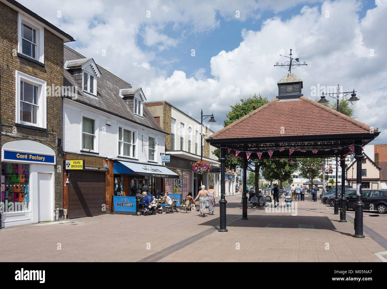 Outdoor Cafe High Street, Hoddesdon Hertfordshire, England, Regno Unito Foto Stock