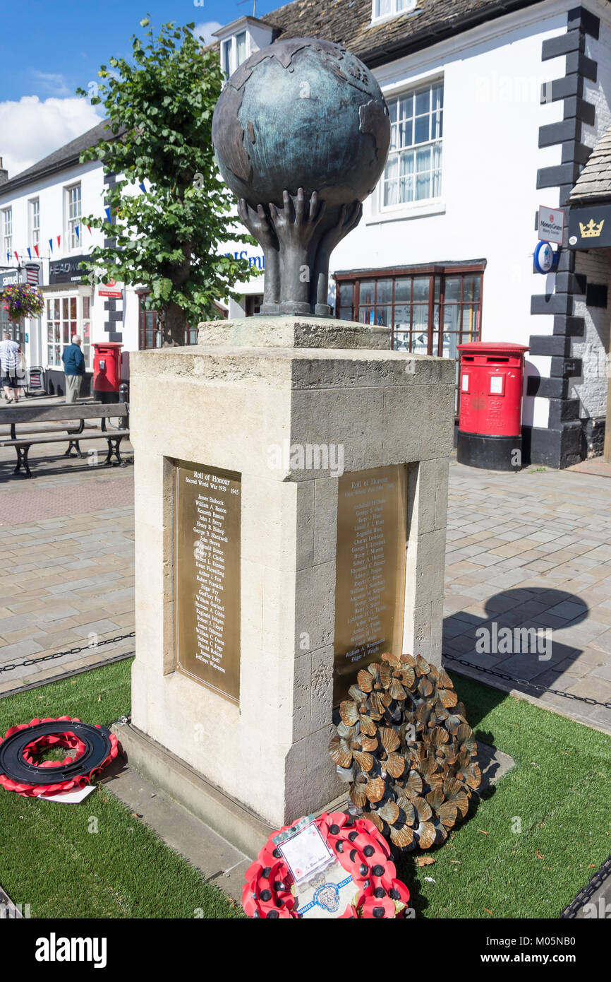 World War Memorial, High Street, Royal Wootton Bassett, Wiltshire, Inghilterra, Regno Unito Foto Stock