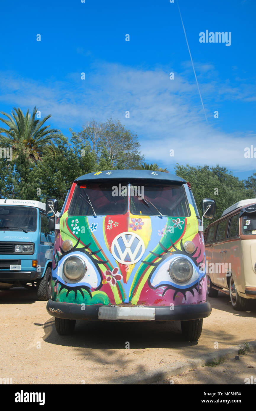 Il vecchio autobus di Volkswagen con fiori sulla strada Foto Stock