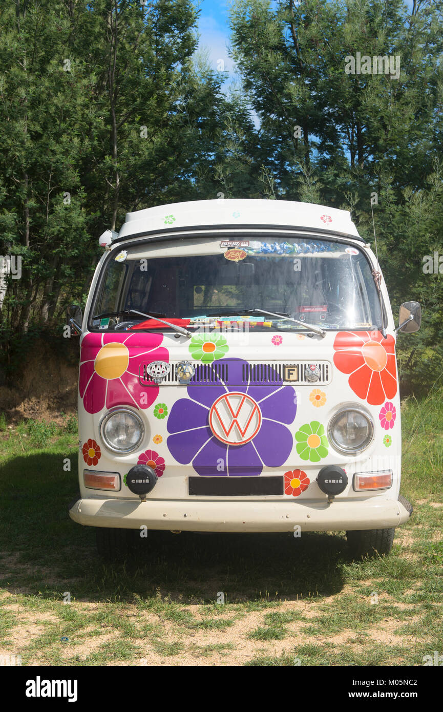 Vecchia Volkswagen bus sulla strada Foto Stock