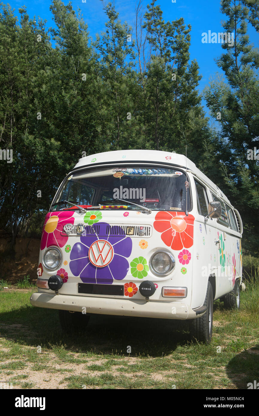 Vecchia Volkswagen bus sulla strada Foto Stock