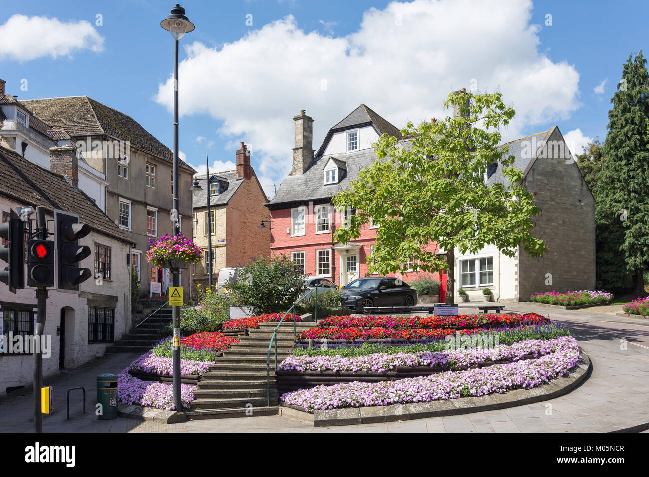 Periodo case su Castle Street, Mercato Hill, Calne, Wiltshire, Inghilterra, Regno Unito Foto Stock
