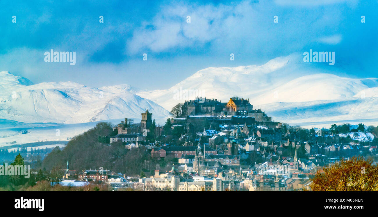 Vista del Castello di Stirling con montagne coperte di neve in distanza, Scotland, Regno Unito. Foto Stock