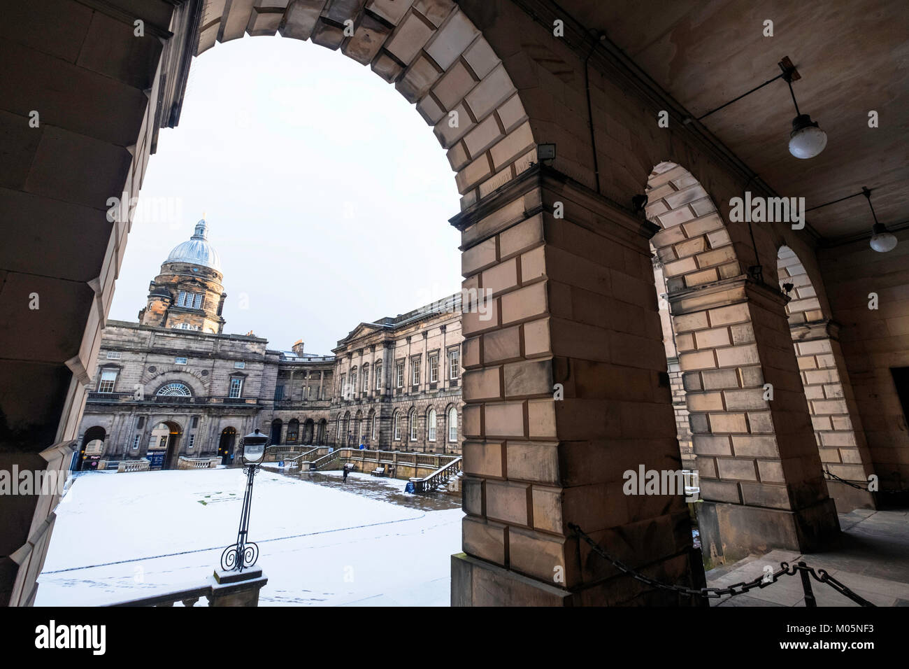 Vista del vecchio collegio courtyard all Università di Edimburgo , in Scozia, Regno Unito Foto Stock