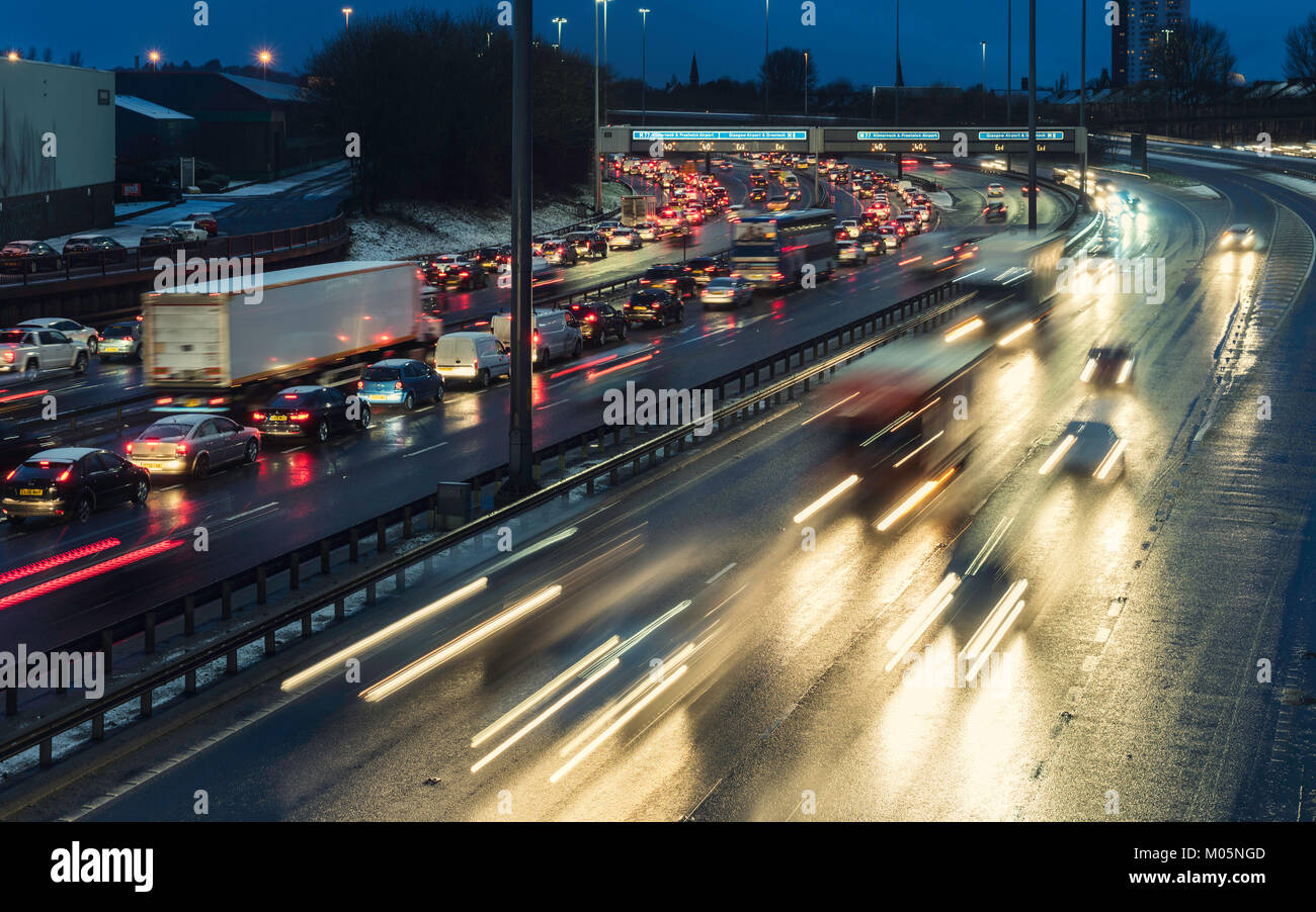 Vista notturna di traffico su autostrada M8 durante le giornate di cattivo tempo nella zona centrale di Glasgow, Scotland, Regno Unito. Foto Stock
