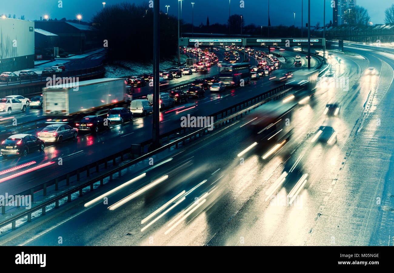 Vista notturna di traffico su autostrada M8 durante le giornate di cattivo tempo nella zona centrale di Glasgow, Scotland, Regno Unito. Foto Stock