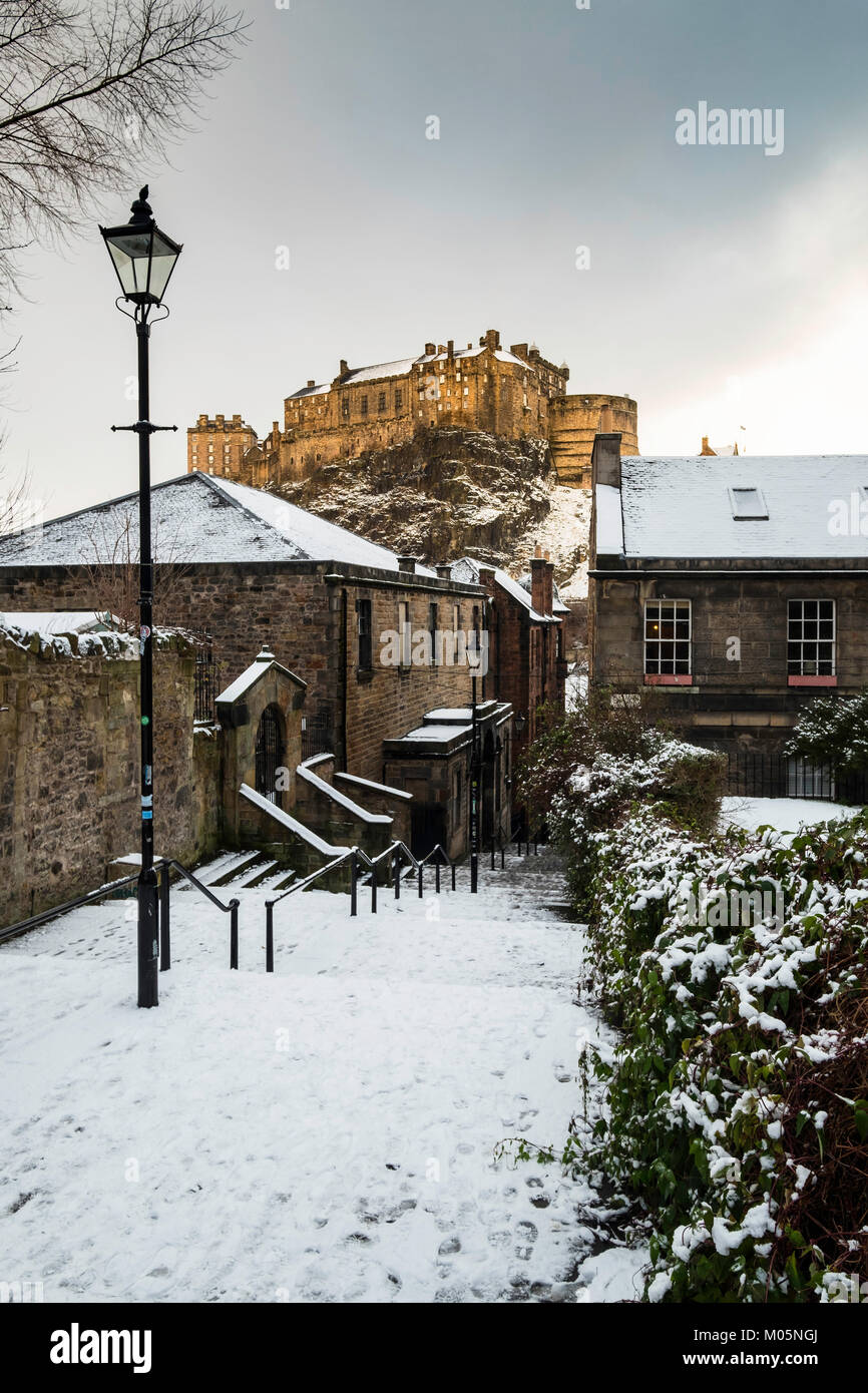 Vista sul Castello di Edimburgo dopo la neve dalla storica Vennel passi al Grassmarket di Edimburgo Città Vecchia, Scotland, Regno Unito Foto Stock