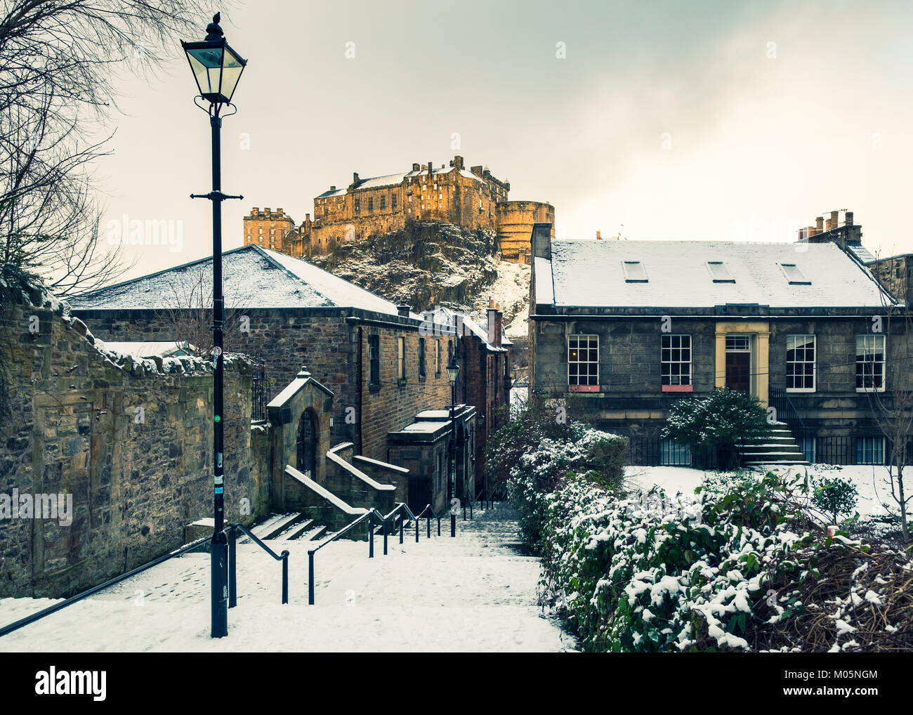 Vista sul Castello di Edimburgo dopo la neve dalla storica Vennel passi al Grassmarket di Edimburgo Città Vecchia, Scotland, Regno Unito Foto Stock