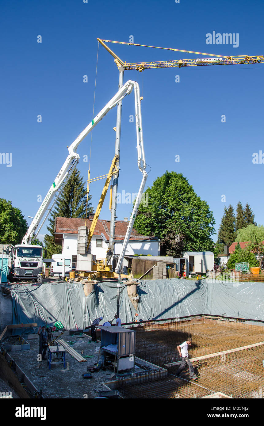 Una fondazione o di base è l'elemento di una struttura architettonica che lo collega al suolo e trasferimenti di carichi dalla struttura a terra Foto Stock