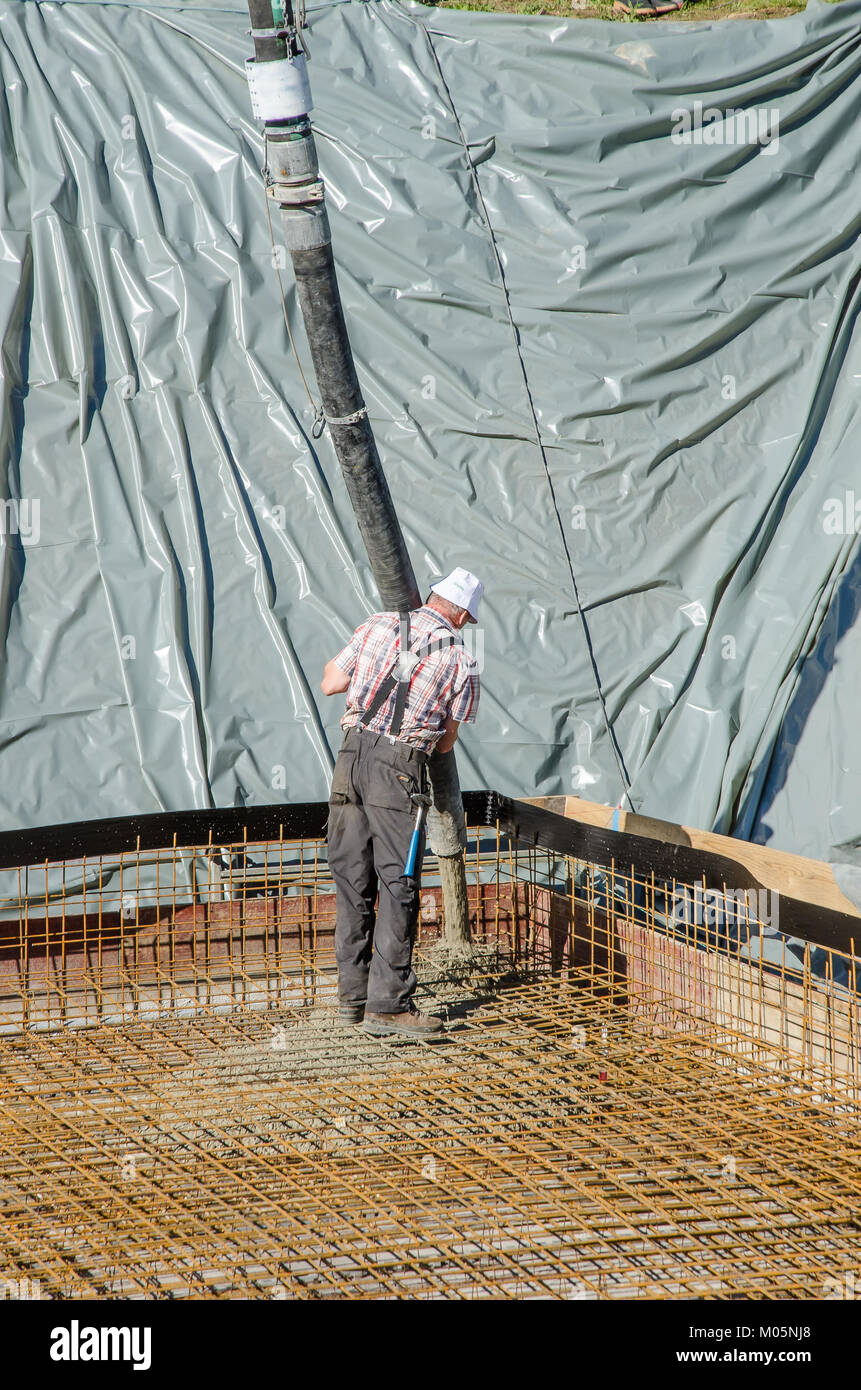 Una fondazione o di base è l'elemento di una struttura architettonica che lo collega al suolo e trasferimenti di carichi dalla struttura a terra Foto Stock
