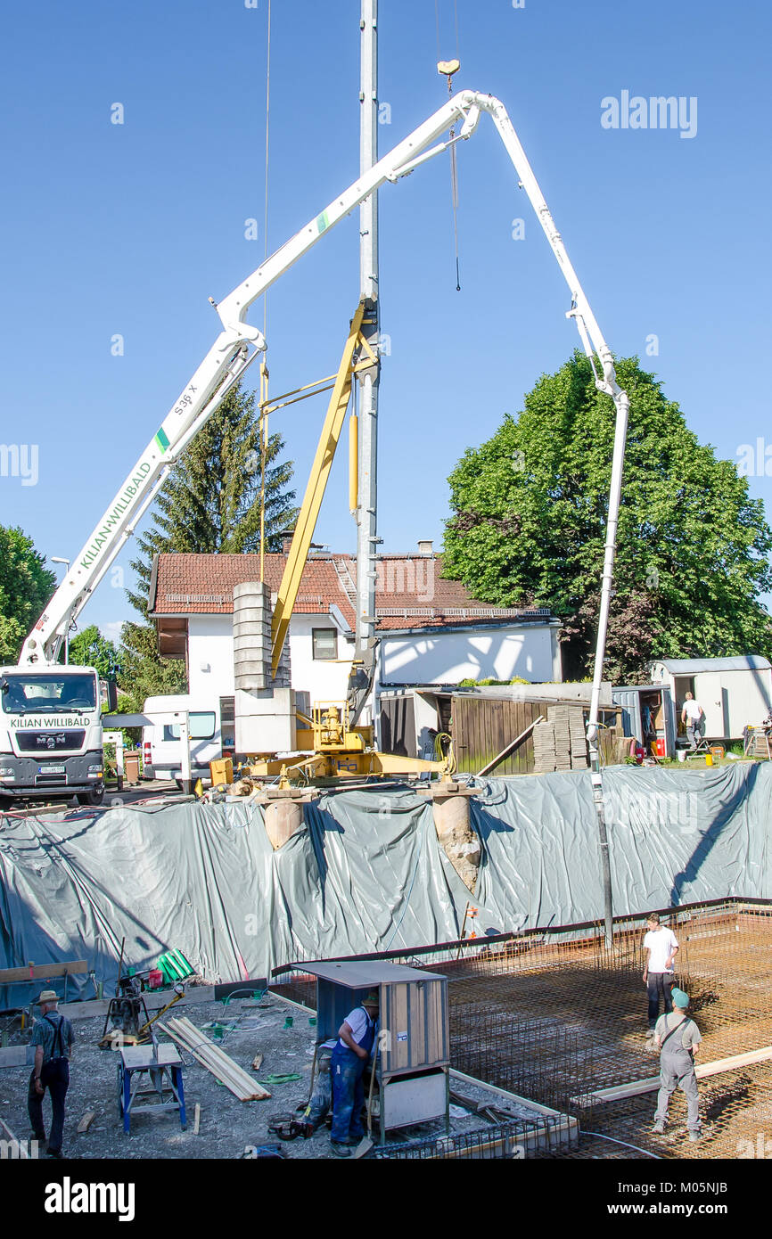 Una fondazione o di base è l'elemento di una struttura architettonica che lo collega al suolo e trasferimenti di carichi dalla struttura a terra Foto Stock