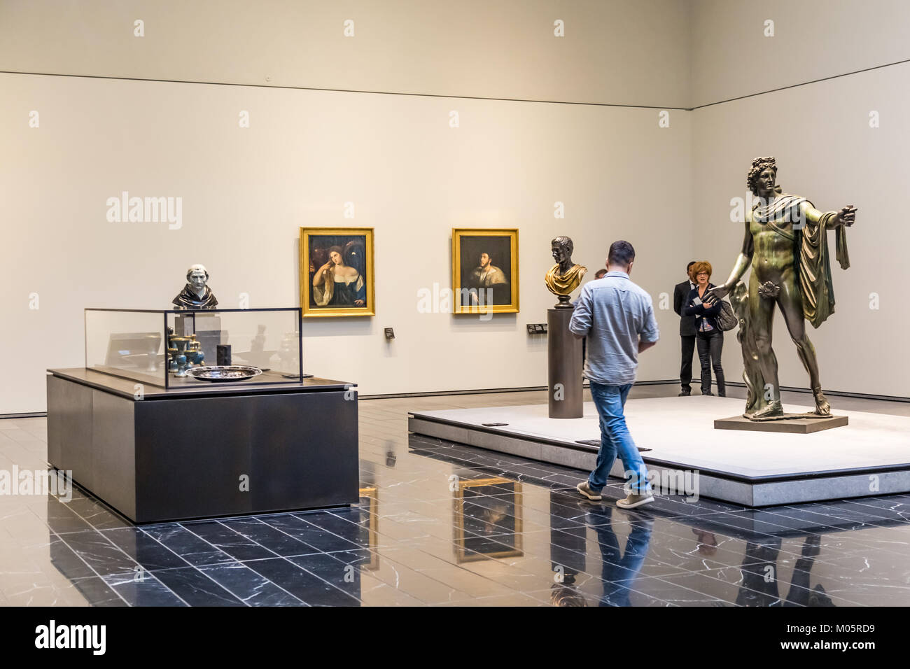 I visitatori in una delle gallerie del Louvre, Abu Dhabi. Foto Stock