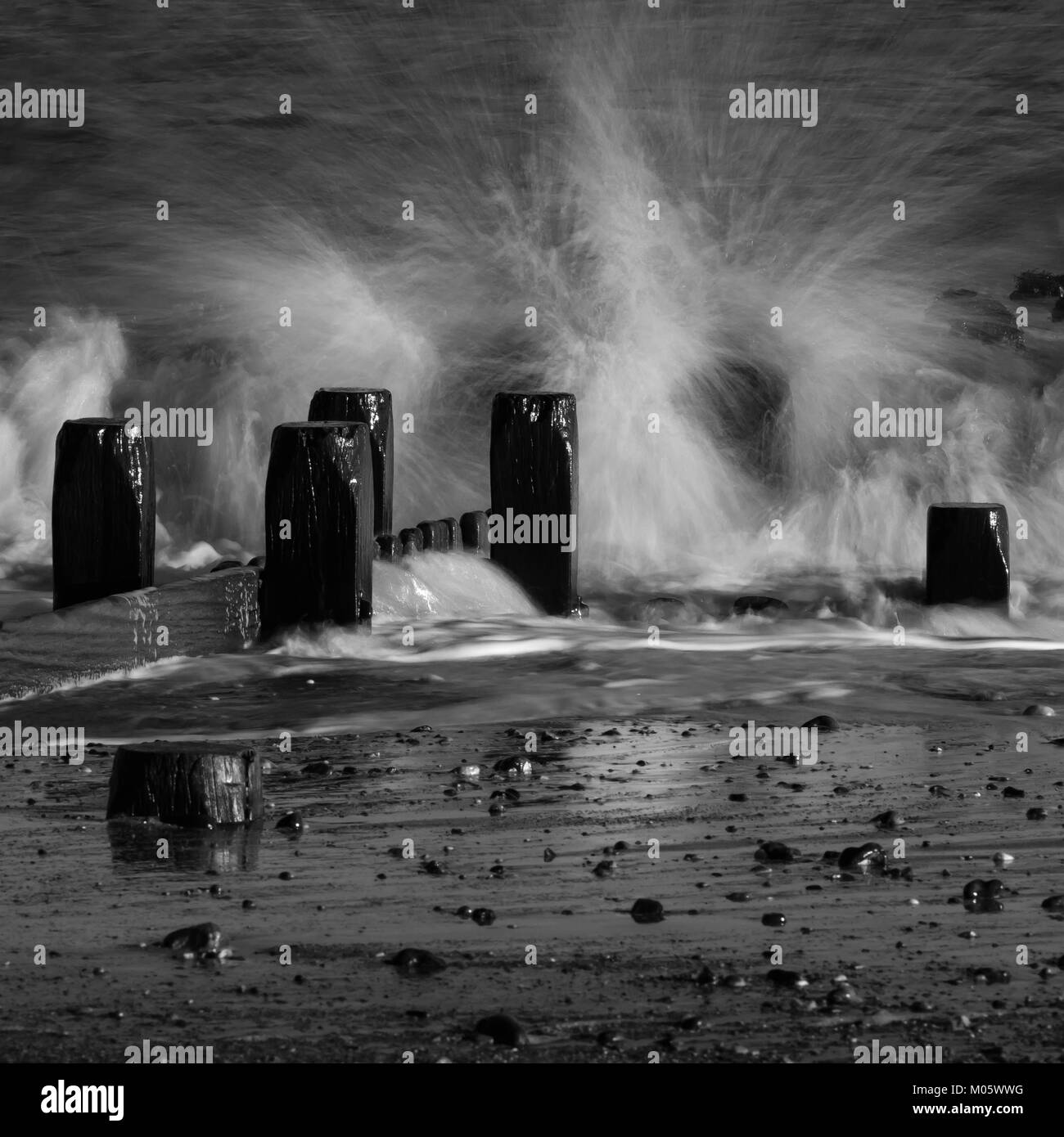 Le onde che si infrangono in slow motion - effetto artistico Foto Stock