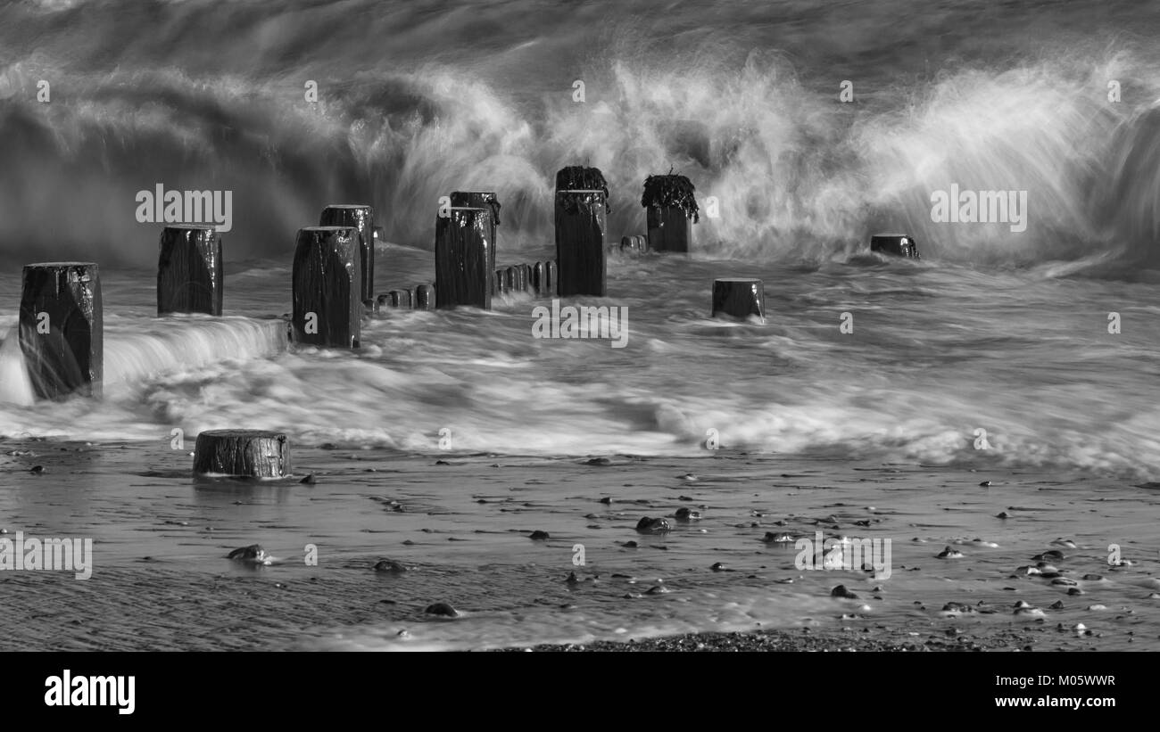 Le onde che si infrangono in slow motion - effetto artistico Foto Stock