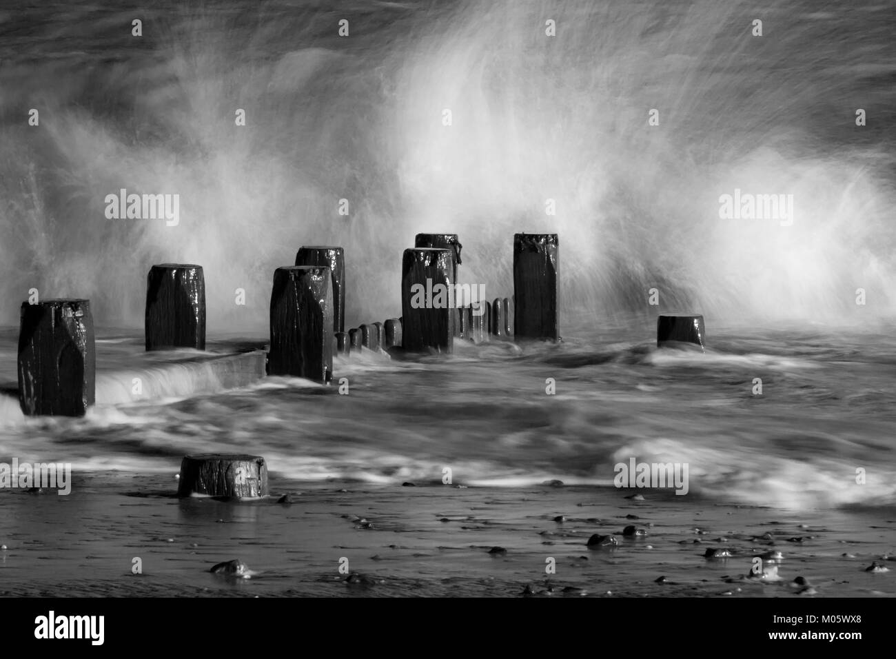 Le onde che si infrangono in slow motion - effetto artistico Foto Stock