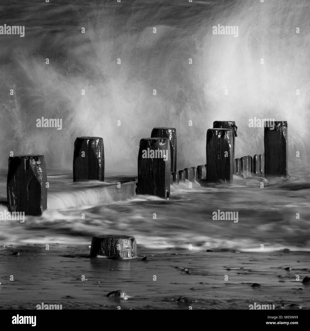 Le onde che si infrangono in slow motion - effetto artistico Foto Stock