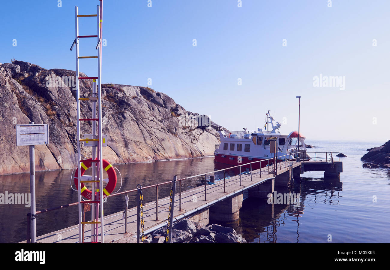 Traghetto barca ormeggiata in porto sulla isola di Oja (Landsort), Svezia e Scandinavia Oja è il più meridionale isola dell'arcipelago di Stoccolma. Foto Stock