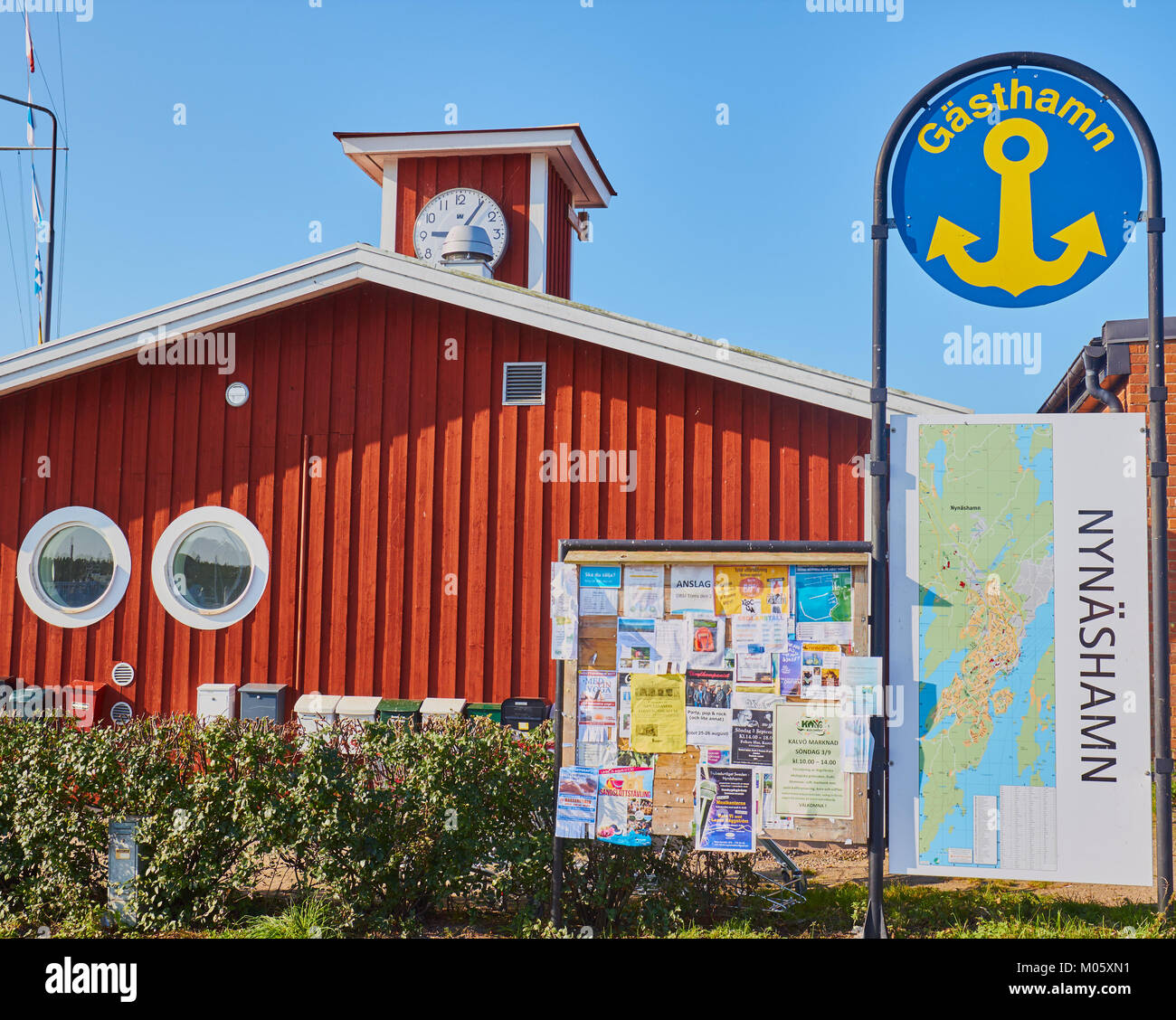 Scheda informazioni e la fila di cassette postali di Nynashamn valutazione Harbour, Nynashamn, Sodermanland, contea di Stoccolma, Svezia, in Scandinavia. Foto Stock