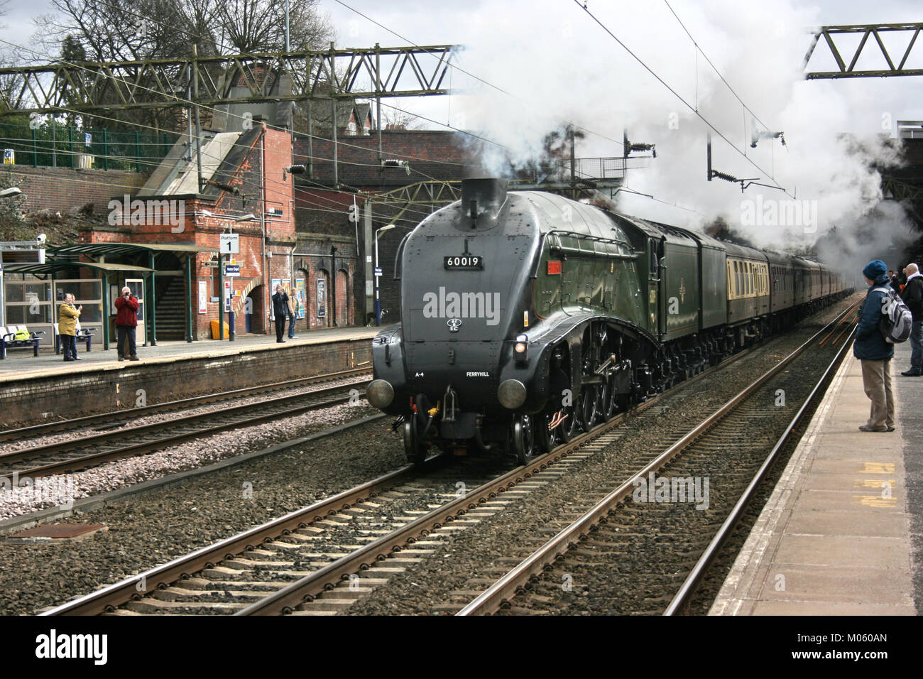 A4 locomotiva a vapore tarabuso a Heaton Chapel 27 Marzo 2010 - Heaton Cappella Stazione, Regno Unito Foto Stock