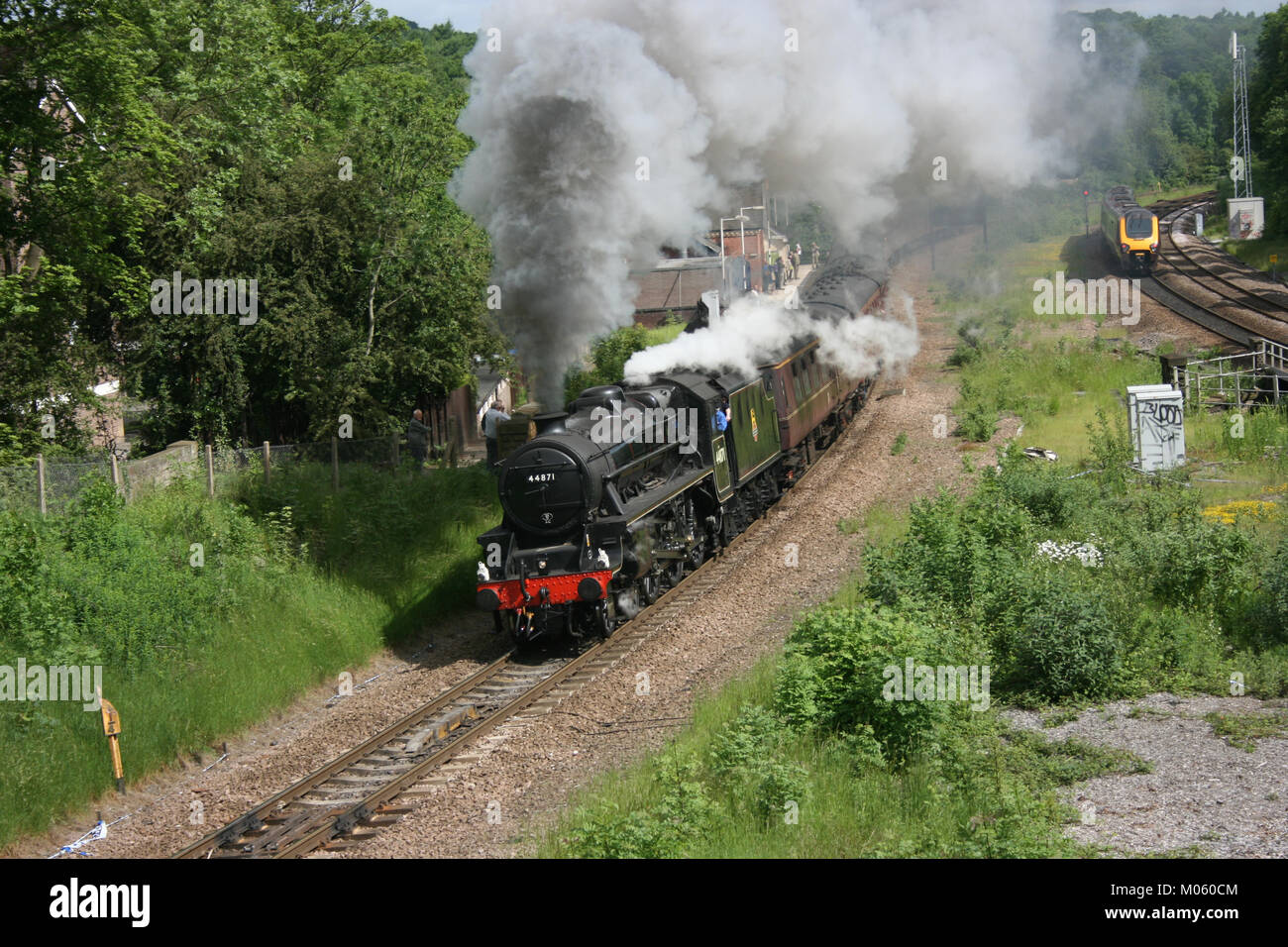 Nero cinque locomotiva a vapore numero 44871 a Dore su un treno charter 12 Giugno 2010 - Dore, Sheffield, Regno Unito Foto Stock