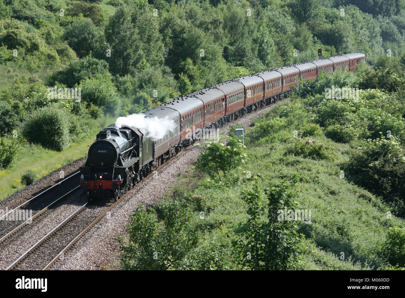 Nero cinque locomotiva a vapore numero 44871 a Tinsley su un treno charter 12 Giugno 2010 - Tinsley, Sheffield, Regno Unito Foto Stock