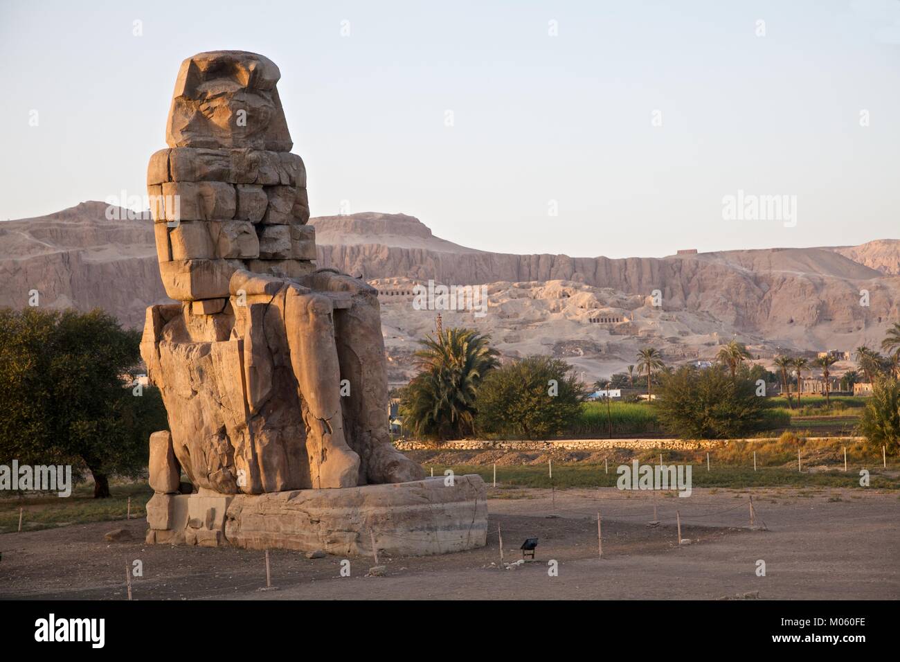 Colosso di Memnon necropoli tebana, situato ad ovest del fiume Nilo dalla moderna città di Luxor in Egitto Foto Stock Colosso di Memnon necropoli tebana, situato ad ovest del fiume Nilo dalla moderna città di Luxor in Egitto Foto Stock