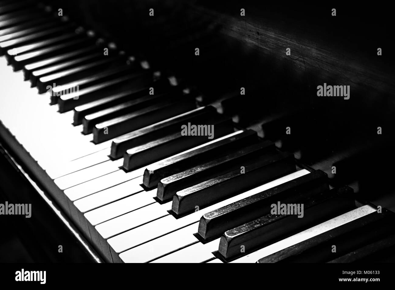 I tasti di un vecchio pianoforte impostato in una in bianco e nero film noir. Foto Stock