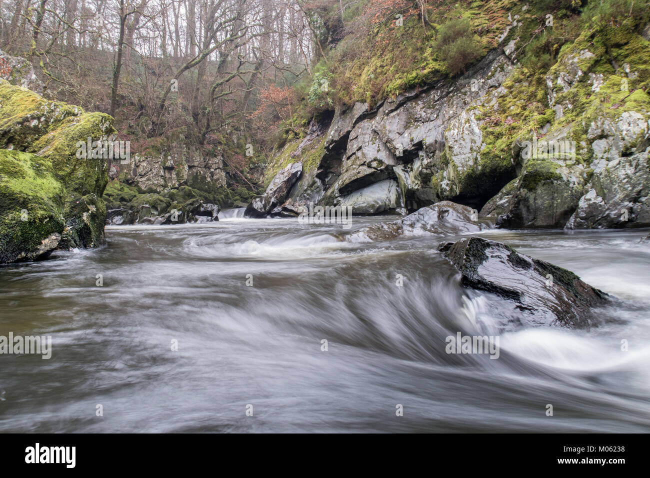 Fairy Glen è una spettacolare gola che conduce a una torsione serie di cascate e che il lettore RUSH tra pareti verticali e attraverso le rocce enormi Foto Stock