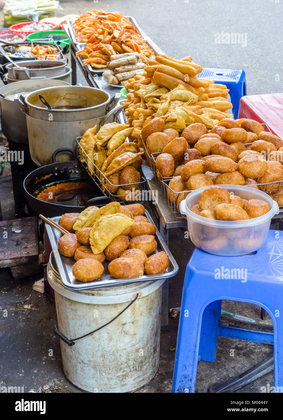 Tradizionale snack vendere al mercato di mattina ad Hanoi, Vietnam. Foto Stock