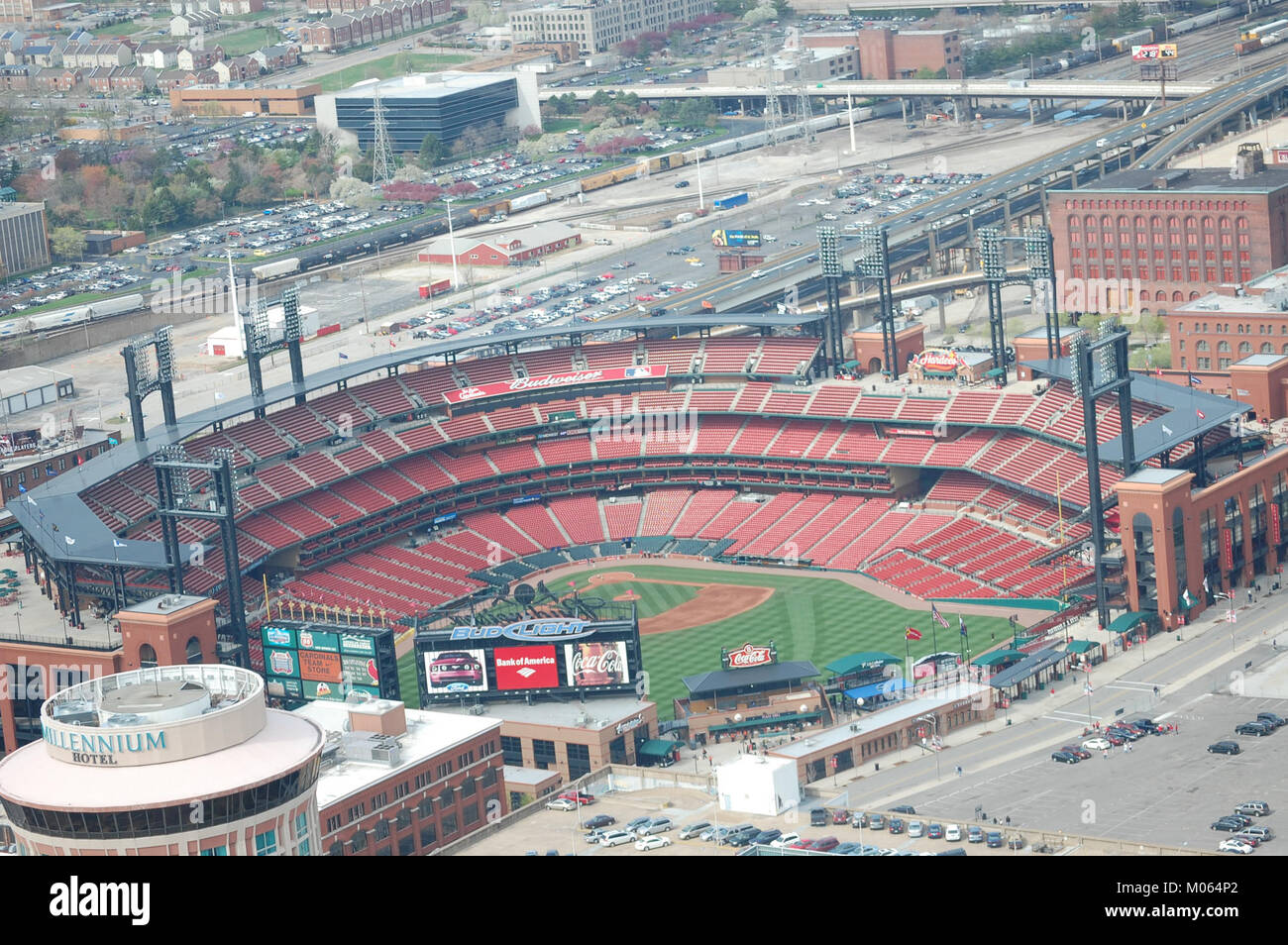 Questa immagine cattura la vista del Busch Stadium, sede dei St. Louis Cardinals, dal Gateway Arch di St. Louis, Missouri. L'Arco offre un suggestivo punto panoramico per uno dei luoghi sportivi più iconici della città. Foto Stock