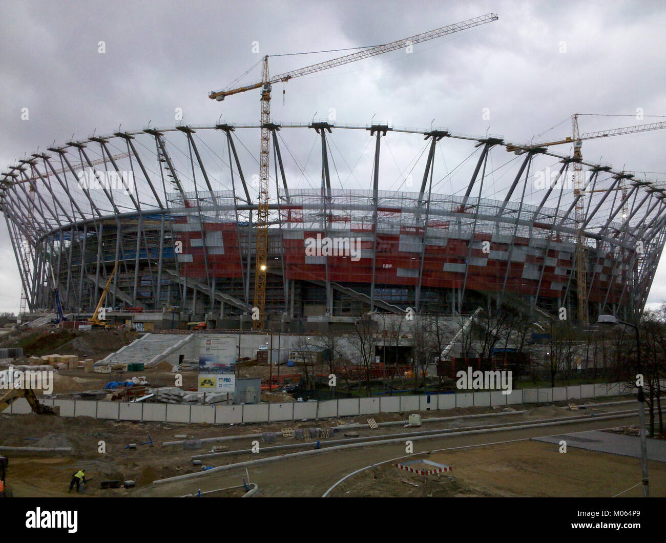 Questa immagine cattura la costruzione dello Stadio Nazionale di Varsavia, Polonia, il 9 aprile 2011. Lo stadio è un importante centro sportivo ed eventi in Polonia, simbolo delle moderne infrastrutture. Foto Stock