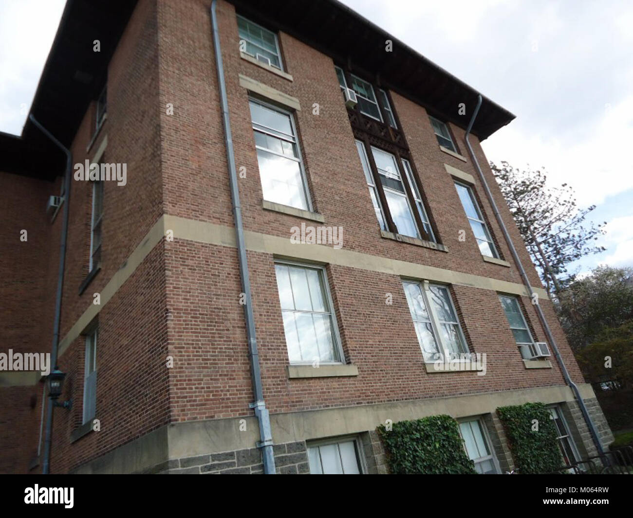 Questo edificio in mattoni nel campus della Cornell University di Ithaca, New York, è un esempio dello stile architettonico dell'università. Ospita vari dipartimenti accademici e contribuisce al carattere storico del campus. Foto Stock