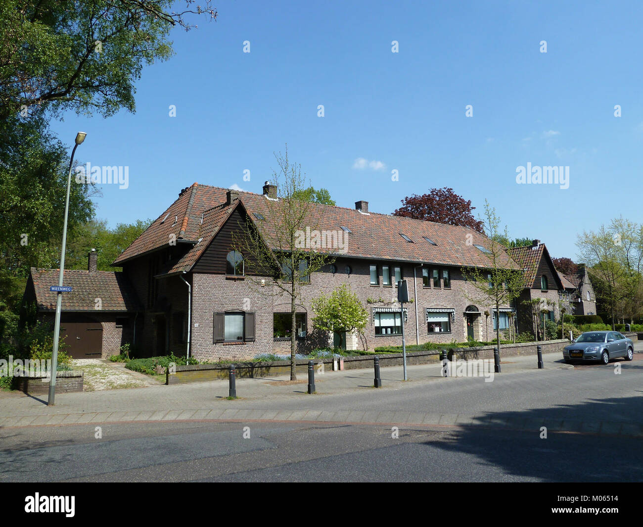 L'area di Brunssum-Wieenweg nei Paesi Bassi è nota per i suoi edifici residenziali. La posizione e' caratterizzata dal suo ambiente suburbano e funge da fulcro residenziale per famiglie locali, con facile accesso ai servizi e ai mezzi di trasporto. Foto Stock