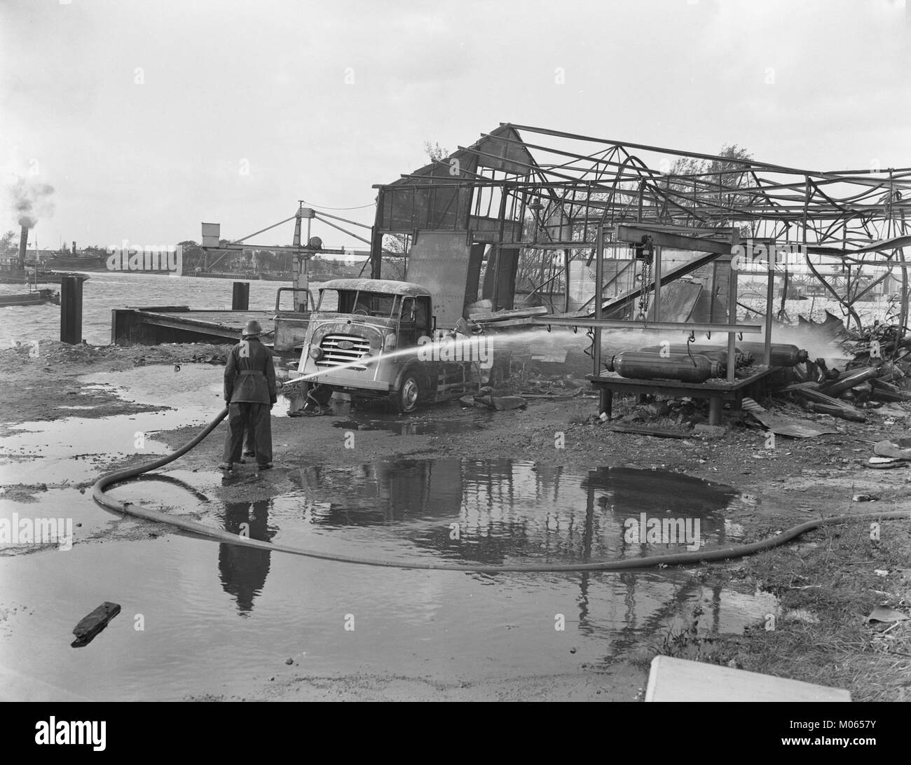 Questa immagine cattura un incendio nella fabbrica di ossigeno di Alblasserdam, nei Paesi Bassi, mostrando la risposta alle emergenze e i pericoli industriali durante l'incidente. Foto Stock Questa immagine cattura un incendio nella fabbrica di ossigeno di Alblasserdam, nei Paesi Bassi, mostrando la risposta alle emergenze e i pericoli industriali durante l'incidente. Foto Stock