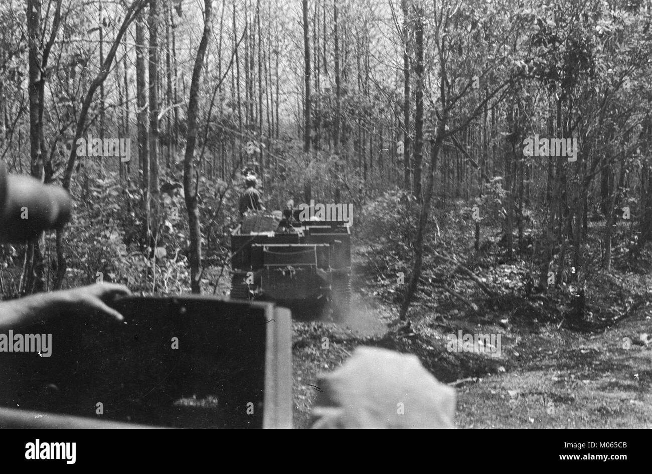 L'immagine o l'opera "Brencarriers rijden door het oerwoud" raffigura una scena di vettori di trasporto che attraversano una fitta giungla o foresta, forse legata alla storia coloniale o esplorativa della regione. Foto Stock