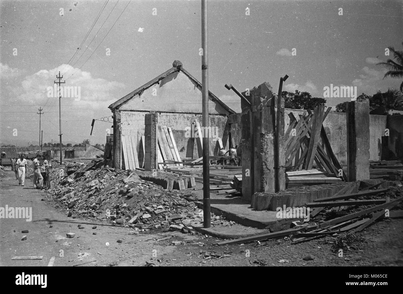 Questa immagine del 1939 mostra Buitenzorg-Soekaboemi in rovina dopo essere stata distrutta dall'esercito nazionale indonesiano (TNI). Le conseguenze della distruzione evidenziano i danni causati durante il conflitto nella regione. Foto Stock